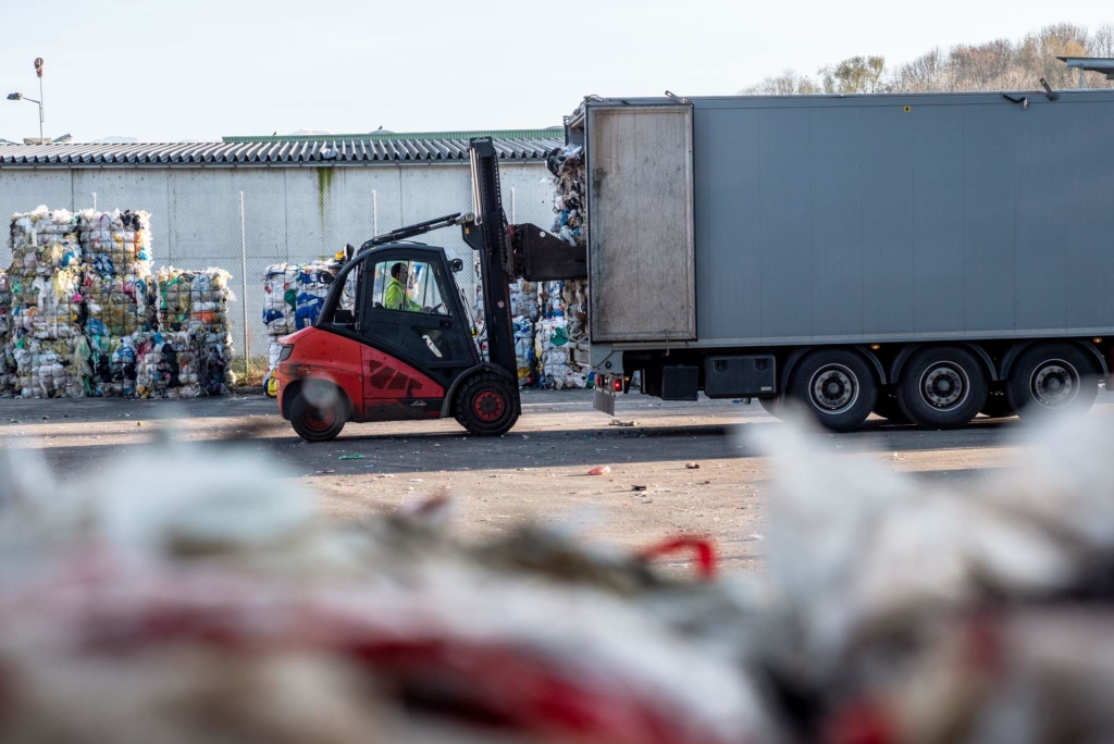 Stapler belädt LKW mit Kunststoff